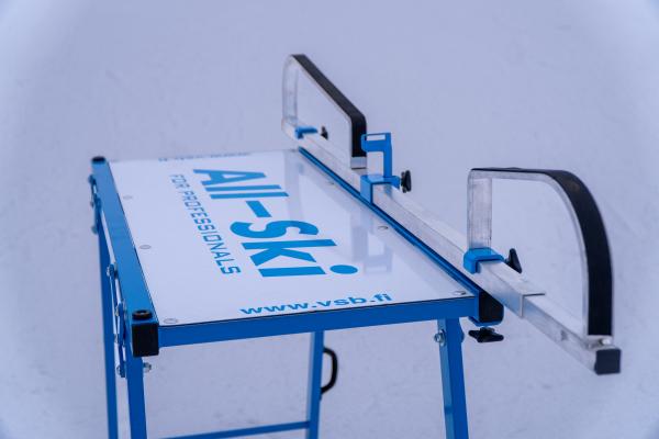 All Ski vallaställning med skylt för logotyp på vallabordet